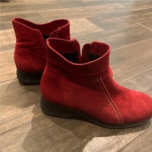 La CANADIENNE Red Ankle Booties